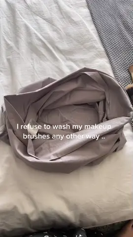 They come out fluffy and spotless 😍 I will not be doing it any other way! #makeuphacks #makeupbrushescleaning 