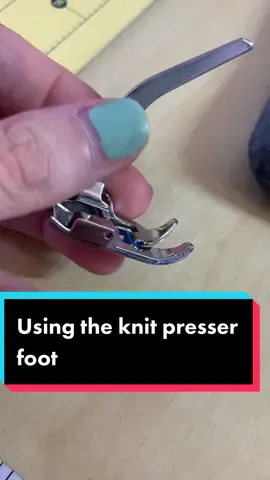 #sewing #sewingtools #sewingtips #sewingtipsandtricks #sewingforbeginners #howtosew #sewing101 #sewistsofinstagram #sewists #presserfoot #knitfoot #sewingtoolsandequipment #modernsewing #modernsewist