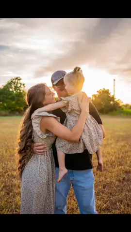 Im obsessed with this entire gallery!! 😩 @cadenevonstallcup #fyp #photography #photographer #photoshoot #family #familysession #maternityphotographer #oklahoma #oklahomaphotographer #sunset  #womensphotographer