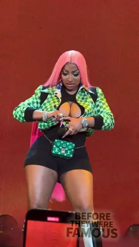 #nickiminaj having some Wardrobe Troubles during her set at the #youngmoneyreunion #ovofest #drake #ovo