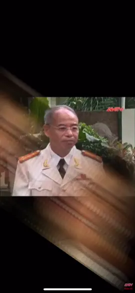 Thiếu tá Sơn đưa hình Nguyễn Việt Hưng cho từng người nhận dạng. Hát cho biết người trong hình hao hao giống tên Hùng “trọc”, mới lên cách đây hai tuần. “Thằng này rất hung dữ. Nó mới vào bãi mấy hôm mà đã thành “tướng” rồi, tụi em không quản nổi”. Lúc này đã gần 5 giờ sáng, không thể bỏ cuộc, các anh ra hiệu cho Hát dẫn lên lán khác. Đến lán thứ ba, tổ công tác phát hiện bên trong có khoảng 20 người đang trùm chăn ngủ. Sơn nhẹ nhàng lách người vào trong. Anh giở mặt từng người một kiểm tra. Người thứ nhất, thứ hai không phải Hưng. Đến người thứ ba, Sơn dừng lại vài giây. Gã thanh niên này trông giống Hưng “phi nhon” quá. Để chắc ăn, anh lật áo lên xem. Trên ngực gã thanh niên hiện ra con đại bàng đang sải cánh, bên cánh tay trái xăm hình con rồng, tay phải xăm mũi tên xuyên qua quả tim, hai bắp đùi là hai con hổ, mười ngón chân là mười con bò cạp. Sát thủ Nguyễn Việt Hưng đây rồi… #hungphinhon#nguyenviethung#giangho