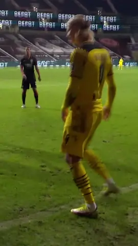 Erling Haaland sings and celebrate for winning a corner 🔥 Sound ON! #funny #funnyvideos #funnyfootball #haaland #funnyhaaland #funnymoments #football