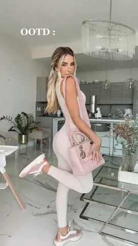 Head to toe @FashionNova 💁‍♀️ the girls that get it, get it ✨ ITS THE UNEVEN 🍈 🍈 FOR ME 😂 breastfeeding at its finest