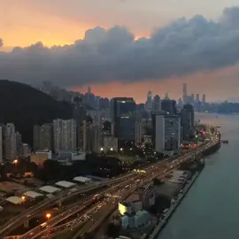 Sợ lắm cái cảm giác tưởng chừng như ôm trọn yêu thương... rồi bổng nhiên biến mất như chưa từng tồn tại !