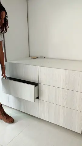 Sin tiradores y sin esfuerzo ✨ Push to open Silent para sistemas de cajones de @hettich_hispanoamericaLa ligereza como actitud vital. En el diseño. En el manejo. Y en todo el proceso desde la idea hasta el mueble montado. Así son los herrajes de #hettich #hettich #herrajesalemanes #hettichhispanoamerica #carpinteria #wood #diseño  #woodworking  #interiordesign #arquitectura #furniture  #mobiliario #woodwork #interiorismo  #carpentry  #industrialdesign #woodworker