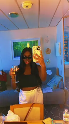 Gonna try this tik tok vlog thing, peob gonna fail miserably 😂 #NavigatorOfTheSeas #Cruising #Cruise #royalcaribbean #itsmybirthday #birthday