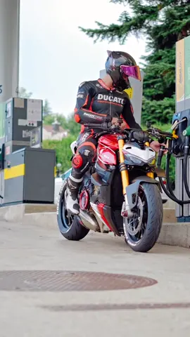 And I’m feeling good 😈 #ducati #ducaticorse #ducativ4s #bike #biker #ducatista #ducatilove #feelinggood #rider #bikerpage #motorcyclemadness #streetfighterv4 #agvhelmet