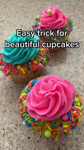 Quick trick to jazz up your cupcakes! 🧁#cupcake #cupcaketutorials #cupcakedecorating #cakedecorating #cupcakedecoratingvideo #sprinkles #buttercream #buttercreampiping