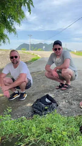 Có 1 thứ mà tây lông luôn thua người Việt đó là khả năng ngồi xổm 😂😂😂