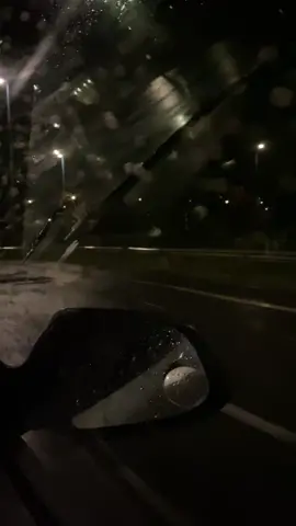 Trong cơn mưa, em và cô ấy đều thế thôi...Chỉ khác là cô ấy được anh mang ô tới, còn em thì đi ô tô !  #mưabuồn