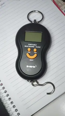 A balança digital é super útil para saber se sua mala está dentro das especificações de peso e não ter uma surpresinha na hora que chegar ao aeroporto. Você já conhecia? #dicasdeviagem #acessoriosdeviagem #tamanhoviagem #balanca