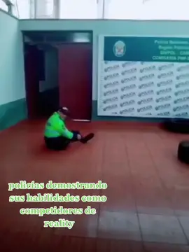 policías demostrando sus habilidades, cómo competidores de reality #🤣🤣🤣 #jajajajajajaja #solopasaenperu♥️🤣 #humor #policiasperuanos😂😁😅 #combateperu #eegperu