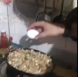 I bet that's gonna taste really good #shitpost #funny #meme #unexpected #egg #food #pan #cooking #hand #eggcracking #unreal #fyp #xyzbca #cracking #breaking #cookingfail #fail #ineedmorehashtags #help #why