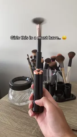 Girls this is a MUST have😍 No more brushes in the bin from now on! 👀 #fyp #makeup #beauty #tiktokmademebuyit #beaute #makeupbrushcleaning