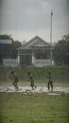 Tuổi thơ chắc ai cũng đã từng đá bóng dưới mưa..⚽️#khoafootball #xuhuong #fyp
