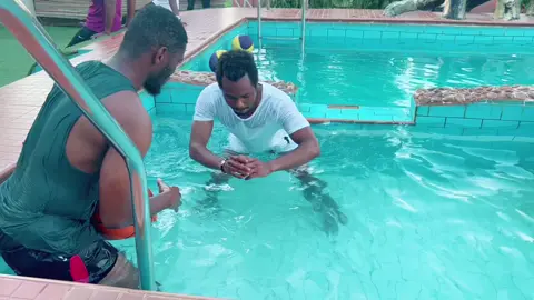 One of the best remedies for quick recovery (water 🌊). A very good aquatic session with one of the best mid-fielders of our time @nasiru10 of @bkhackenofcl
