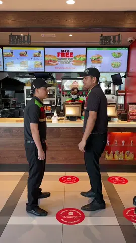 How did our staff do in this TikTok😍كيف  كان أداء عاملينا في مقطع التيك توك هذا  #bkksa #burgerking #bkuae #BKArabia #staff