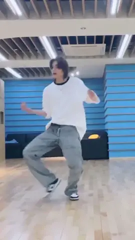 HYUNJIN DANCING TO HYPE BOY?? #hyunjin #straykids