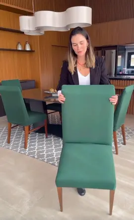 Quer mudar o tom da sua decoração?   As Capas de Cadeira são uma excelente opção!  Além de protegerem e camuflar manchas e imperfeições das suas cadeiras   Visite nosso perfil e Conheça nossas cores e estampas 🥰  #viral #viralreels #decor #decoração #capadecadeira #capaparacadeira 