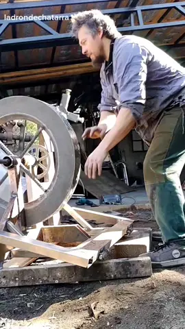 amoladora y torno a pedal con rueda de inercia. #maquina #machine #homemade #inventos #humanpower #sierra #pedal #manual #taller 
