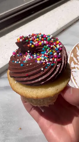 For all my fellow gluten free friends ✌🏻 #glutenfreerecipes #glutenfreecupcakes #vanillacupcakes