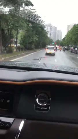Hà Nội nay mưa gió nhưng việc đi thì mình vẫn cứ đi 😊#huân_car #xuhuong #hottrend #rollsroyce #cullinan