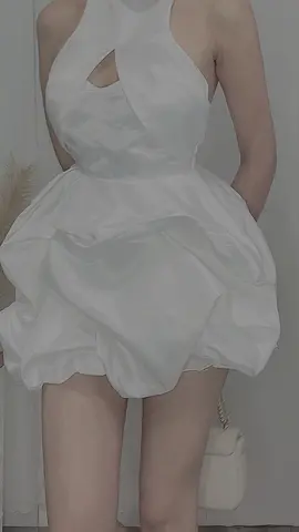 Vui thì nói nhiều, buồn thì im lặng, chán thì nghe nhạc , bất lực thì buông xuôi...