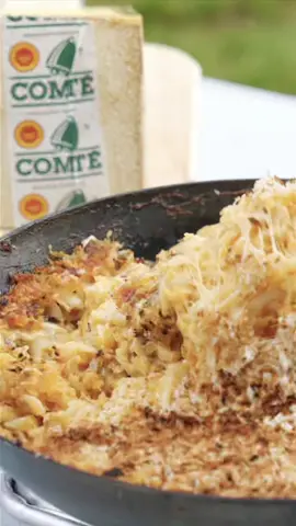 ON CUISINE UN GRATIN DE PÂTES AU COMTE ET AU PIMENT AU BORD D’UN LAC DANS LE JURA ⛰🫕🔥 #roadtrip #comteaop #tiktokfood #recette 