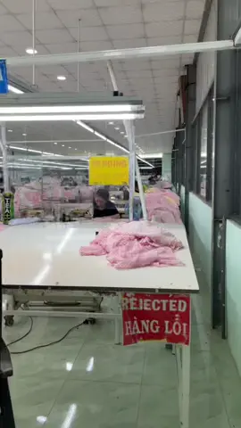 Có ai muốn tìm hiểu chuyên sâu về quy trình sản xuất ngành may công nghiệp không? Đây chỉ là một xí nghiệp may rất là nhỏ trong số những nhà máy sản xuất quần áo ở Việt Nam thôi đó 😉 #fashionindustry #garmentfactories #dresses #dressesmaking #garmentjobs #mypassion