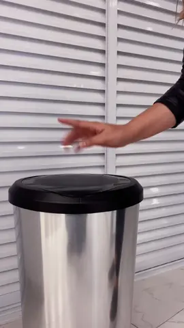 Entramos na trend pra te mostrar a facilidade e higiene da lixeira 45L Arqplast. Chega de usar as mãos para abrir o lixo! (Código do produto: 0163240)