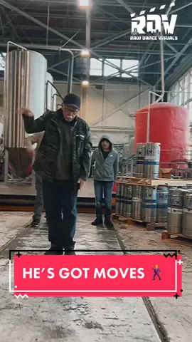 Shoutout to #OGMikeChaos he’s got MOVES 🕺🔥🎶 via @RawDancevisuals #OGMike #OGMikeShimmy