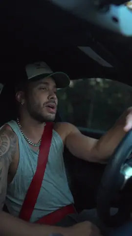 Muchas de las ideas para mis canciones se me ocurren manejando. “La Carretera” fue una de ellas y es el único tema mio que me ha hecho llorar 🥺 Sentimiento purooo en esa letra!!! Todavía piensas en mi????🥲 La cantamos en el #ClassicTour?