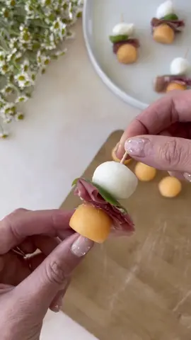 Lets make some melon, prosciutto & mozzarella skewers  🍡