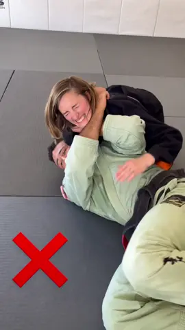 Baseball bat choke defense ⚾️ #jiujitsu #bjj #jiujitsugirl #bjjgirls #jiujitsutiktok #jiujitsutechnique #bjjwomen #jiujitsugrappling #bjjtips #bjjtiktok #jiujitsulifestyle #jiujitsuwomen #submission