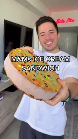 M&M’S ICE CREAM COOKIE SANDWICH 😍 Who would you share it with? #icecream #chocolate #dessert #food #nutella