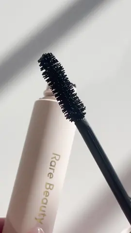 Me after I open a brand new #PerfectStrokes Universal Volumizing Mascara 🤪 (also can’t wait for the new season of #selenaandchef on @hbomax!) #rarebeauty #selenagomez #mascara