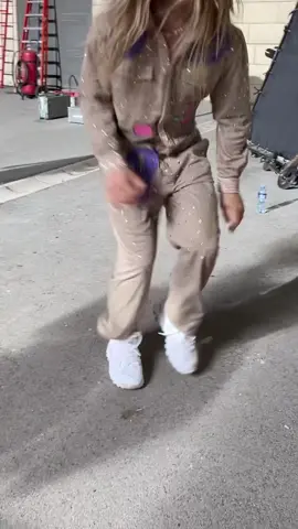 Out here polishing up my ‘Somebody’ routine 🕺 1 WEEK TO GO AND I’M* ALREADY TAP DANCING MY HEAD OFF ☀️💛🌴🍋🌊🌈  *may or may not be me tap dancing my head off #fyp #dancechallenge 