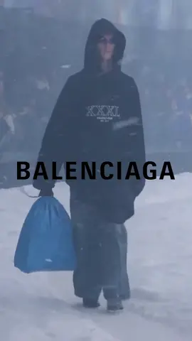 Des sacs poubelle Balenciaga à 1800€ ? 🫠 @La Routine  #balenciaga #trashbag
