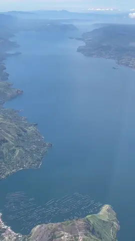 Daerah danau toba diliat dari atas pesawat,hp  dihidupin pake mode pesawat  bagi yg nanya2,🙂🙏