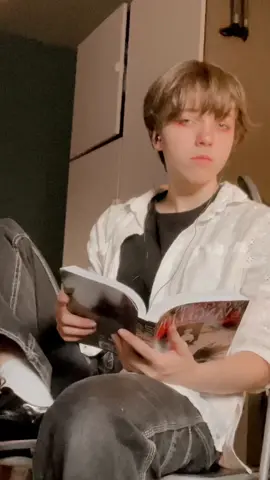 This cosplay is very much ironic, but this transition was kinda cool omg • #shinjikari #shinjiikaricosplay #evangelion #evangelioncosplay