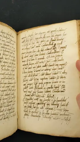 This is LJS 385, a collection of classical Latin school texts in various hands, written in Italy, ca. 1500. It's bound in the original wooden boards, showing compass trials and geometric and doodled gouging, with a leather spine #manuscript #medieval #medievaltiktok #rarebook #bookhistory #BookTok #binding #paper #asmr