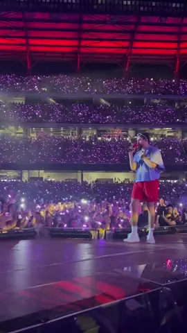 Una fan llego al escenario y abrazo a Benito 💕