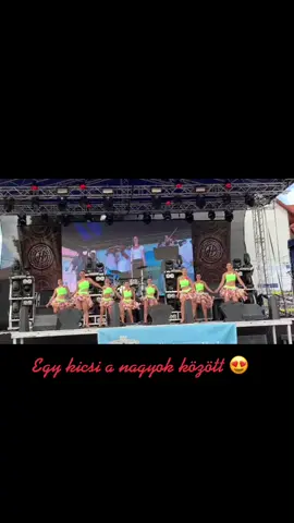 Egy kicsi táncos az első sorban a nagylányokkal 😍  #foryoupage #fyp #nekedbe #fypシ #nekedbelegyen #fy #leszdance #ld #ldtse #kapolnasfalu #carnaval #malumacarnaval #samba #minidancer #viragkarneval #influencer #dancer #latinchoreo #bestteam 