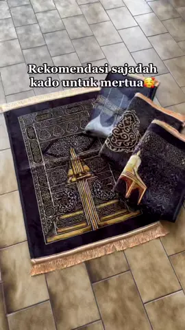 Sajadah Kiswah Tebal Anti Slip #grosirsajadah #sajadahmurah #sajadahkiswah #oleholehhajiumroh #perlengkapanhajiumrohumroh #sajadahsholat