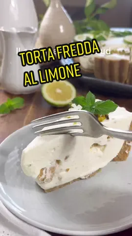Torta fredda al limone…400 g biscotti Digestive (o di biscotti secchi) 150 g burro (170 se usate biscotti secchi) 460 g panna fresca da montare 250 g mascarpone 100 g yogurt greco (non si può sostituire) 300 latte condensato (non deve essere fatto in casa, ma acquistato) 1 cucchiaino essenza di vaniglia (o vanillina) scorza di limone (biologico grattugiata, meglio se limone acerbo o verdello) 45 g succo di limone q.b. menta (fresca per la finitura) q.b. limone (in fette, per la finitura) q.b. granella di p