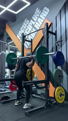 Kembali dengan video latihan kaki lagi kita#fyp #gym #Fitness