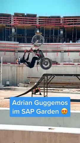 @adrianguggemos hat in unserer zukünftigen Arena schon mal ein paar Skills gezeigt 😏 #eishockey #hockey #redbull