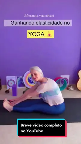BREVE VÍDEO COMPLETO NO YOUTUBE  Ganhando elasticidade no YOGA 🧘‍♀️  Dandasana, postura do bastão : “alinhamento corporal” Gostou do vídeo? 🫶🏻 #yoga #estilodevida #corpo #cuidados #saude #yogagirl #cuidadocomocorpo #pratiqueyoga