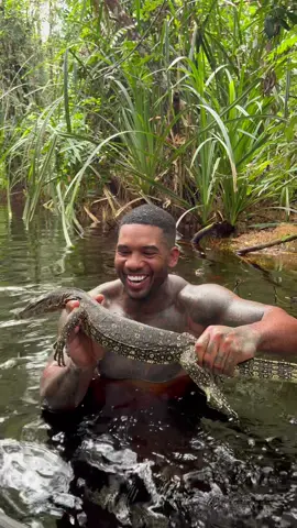 Catching water monitors In Borneo 🙌🏽#nature
