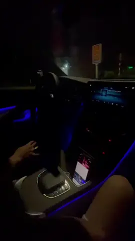 “Trong cơn mưa . Tôi và nó đềuu thế thôi ! Chỉ khác là, hắn đem ô tới cho em .Còn tôi … Thì đi ô tô” 🧸🤍#xuhuong 